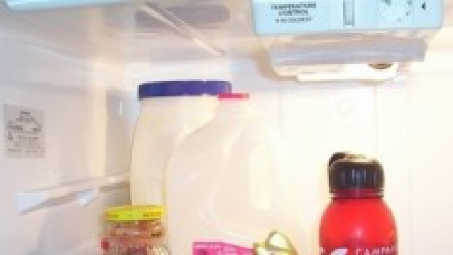 un frigo con dei prodotti da consumare