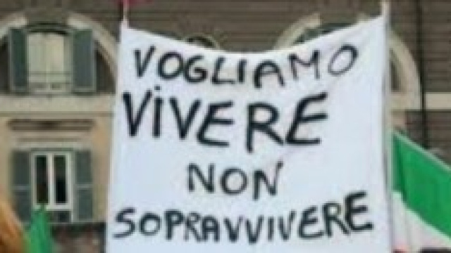 Italiani protestano contro le scelte del Governo