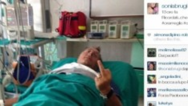 Paolo Bonolis mostra il dito medio