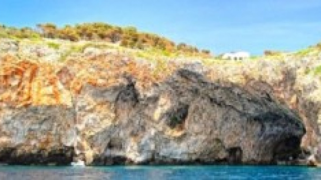 La Grotta Zinzulusa vista dal mare