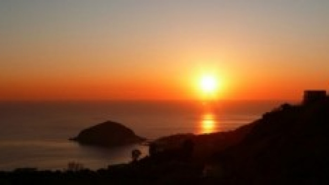 Un suggestivo tramonto su Sant'Angelo