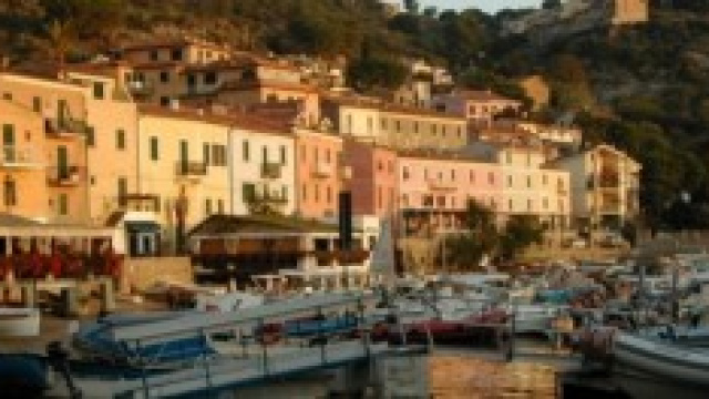 Una veduta romantica su Giglio Porto