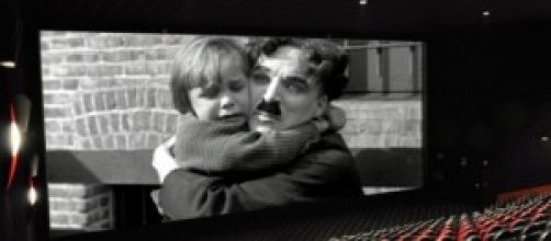 Un cine vac&iacute;o proyecta un cl&aacute;sico de Chaplin