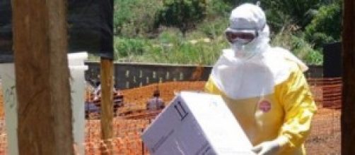 Personal sanitario con traje de protecci&oacute;n