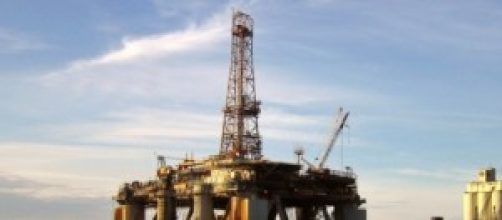 Plataforma de extracci&oacute;n amarrada en puerto