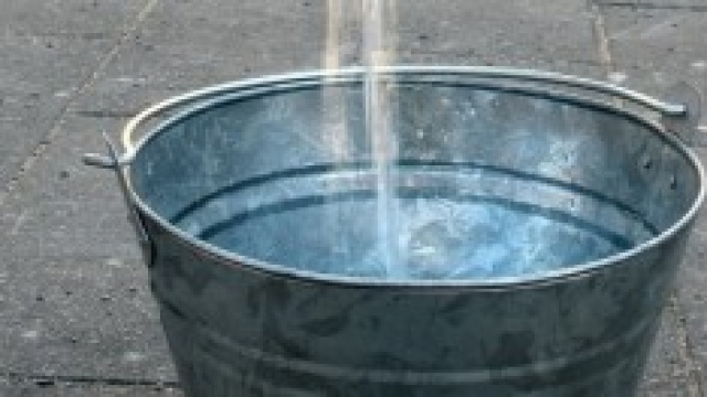 Bimba annega in un secchio con acqua
