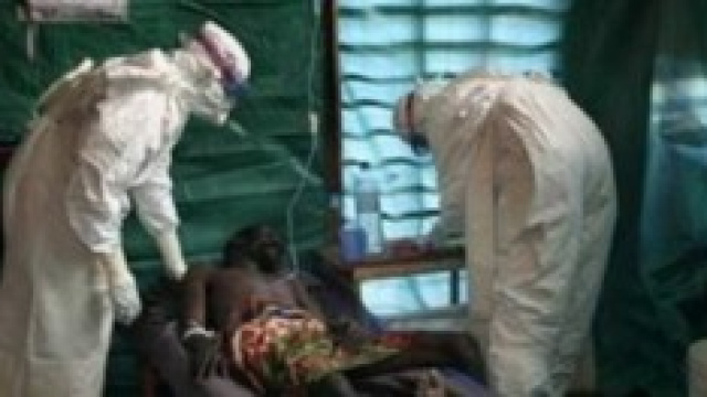 Un malato di Ebola assistito