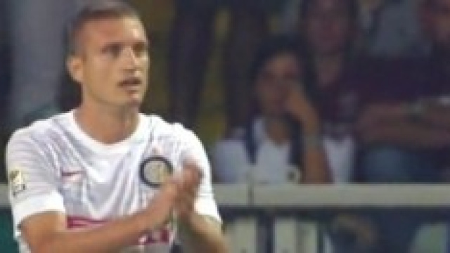 Vidic dell'Inter espulso per un applauso.