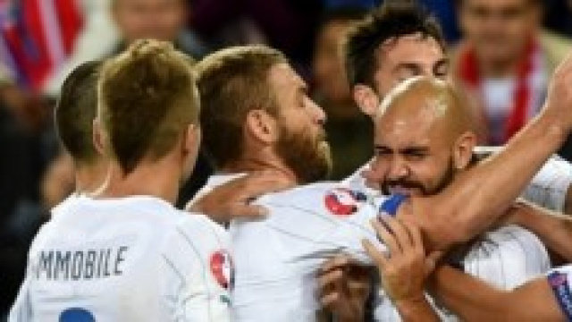 Simone Zaza esulta circondato dai compagni