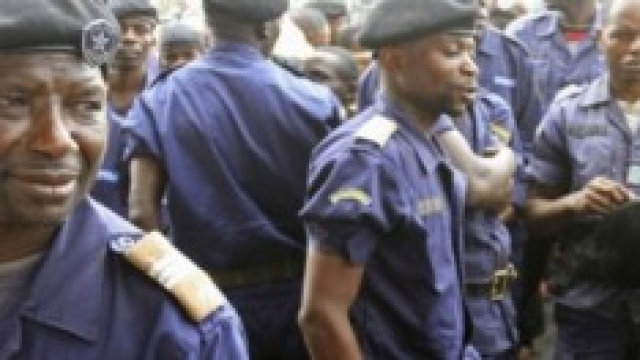 Un gruppo di poliziotti congolesi