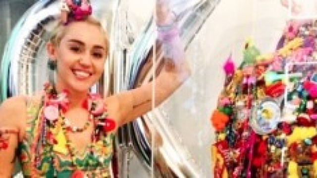 Miley Cyrus presenta le sue sculture a NY