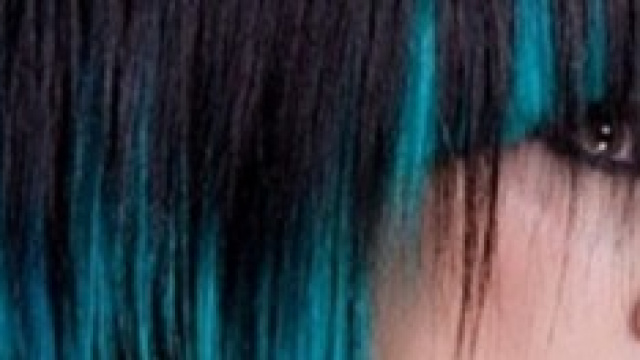 Capelli scuri con ciocche colorate
