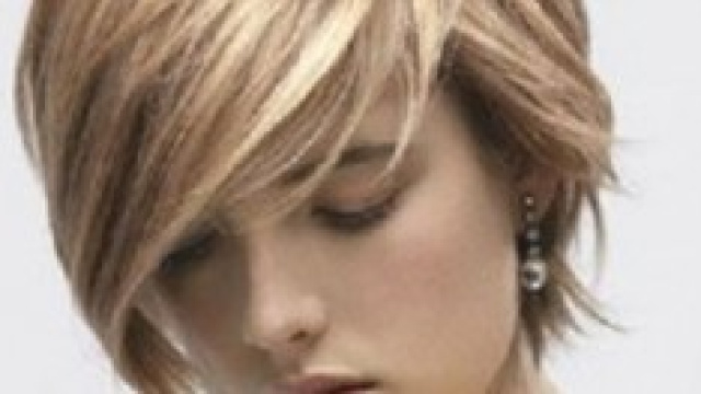 Taglio di capelli corti con due lunghezze diverse