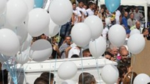 In migliaia ai funerali di Davide Bifolco