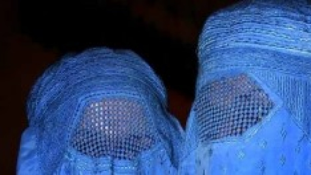 Indossa burqa per rapire e violentare bambina
