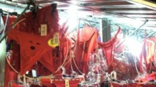 Ragazza molestata in negozio d'intimo
