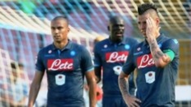 Giocatori del Napoli sconsolati per la sconfitta.