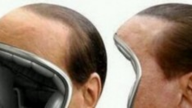 Il casco che riproduce Silvio Berlusconi
