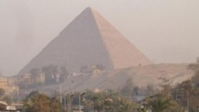 Le antiche Piramidi egiziane assediate dallo smog
