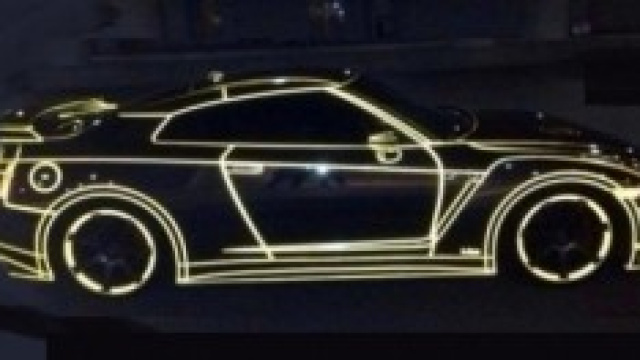 auto decorata con nastro riflettente in stile Tron