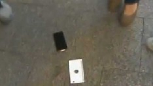 Gli cade a terra l'iPhone 6 