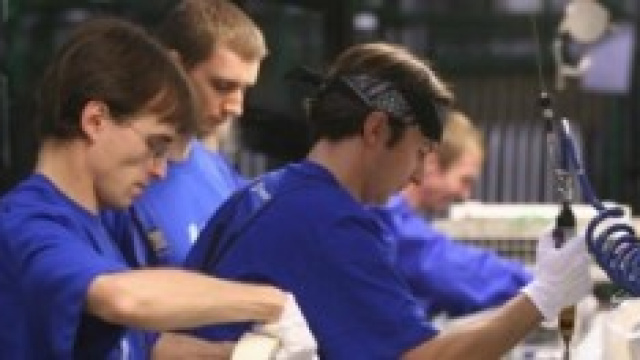 Giovani leve a lavoro in una fabbrica