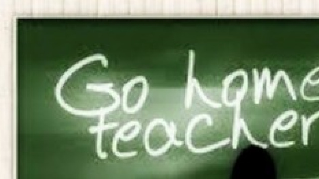 Tagli anche sulle indennit&agrave; della scuola