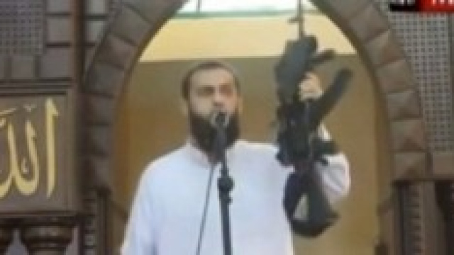Imam in moschea brandiscce mitra 
