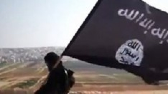Miliziano dell' Isis con la bandiera