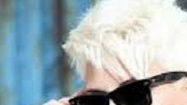 Un favoloso taglio pixie biondo