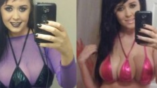 Jasmine in costume mostra i suoi 3 seni