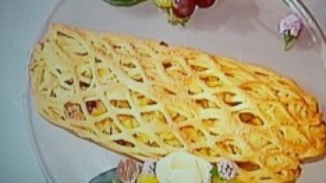 Strudel a rete con uva, mele, pere e taleggio