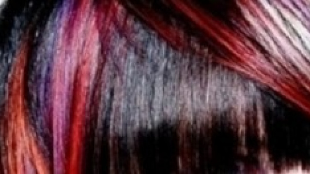 Un bob sublimato da cromie viola, rosse e rame