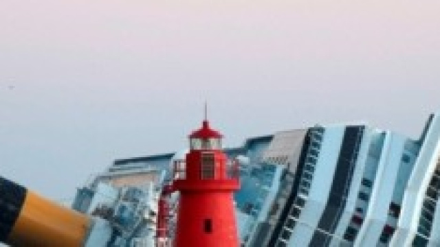 La Costa Concordia su un fianco