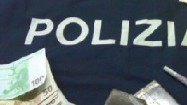 Pusher 82enne incastrata dalle forze dell'ordine.