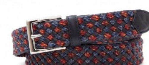 Accesorio: cintur&oacute;n en el hombre