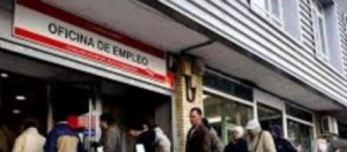 Largas colas frente a las oficinas de empleo