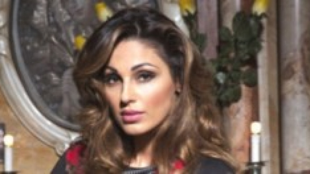 Anna Tatangelo davanti all'altare di una tomba