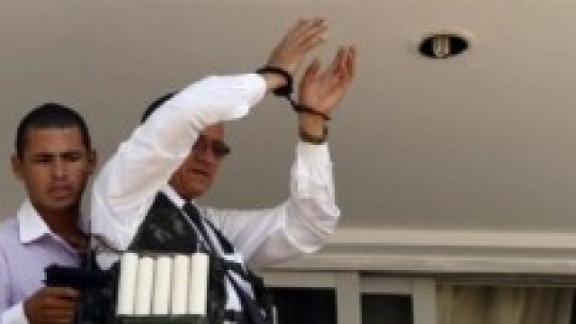 Il rapitore che minaccia di uccidere l'ostaggio