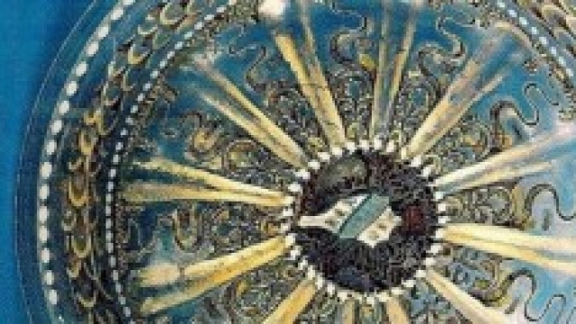 Particolare di piatto in cristallo di Murano 