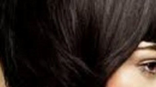 Un taglio di capelli in stile bob corto e scuro