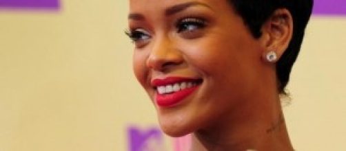 Imagen de la cantante Rihanna luciendo u&ntilde;as