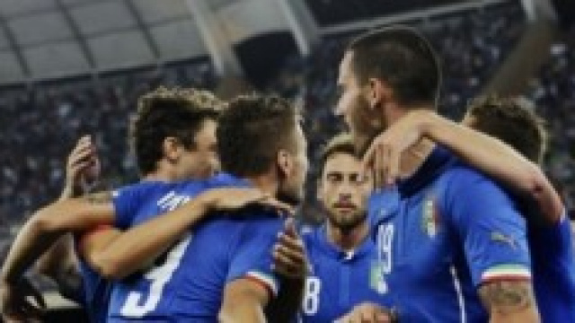 La squadra azzurra in esultanza al primo goal