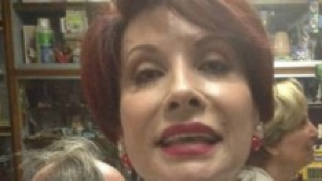 Alda D'Eusanio su Facebook con coltello sulla gola