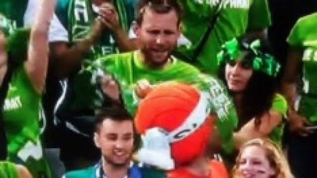 I tifosi sloveni festeggiano l'accesso ai quarti