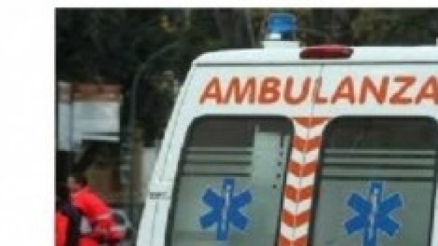 Ambulanza in azione presso un incidente stradale
