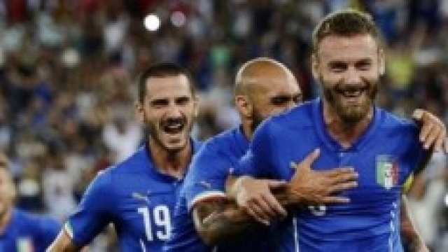 Daniele De rossi abbracciato dai compagni