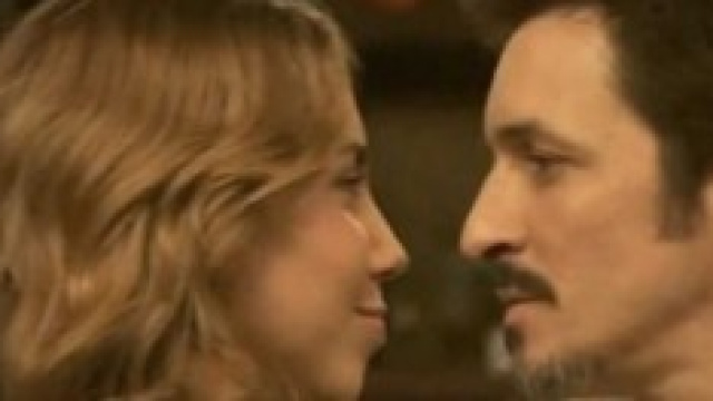 Emilia e Alfonso si guardano negli occhi