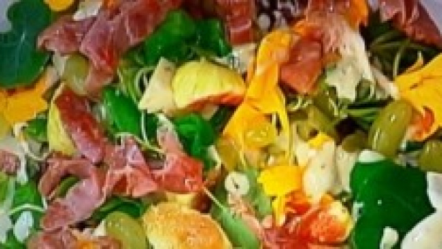 Insalata di fichi, pannerone e uva