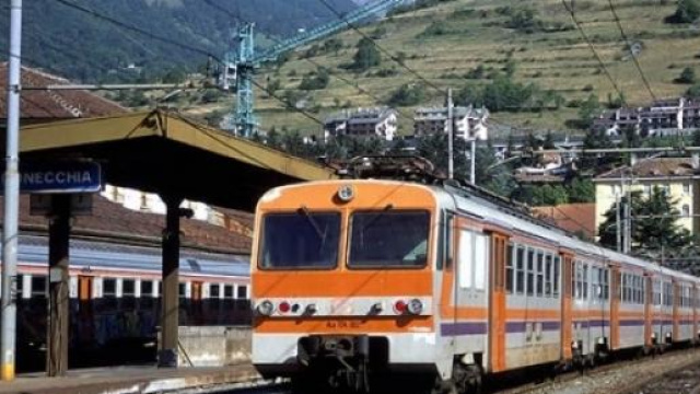 Pendolare resta appeso al treno in corsa